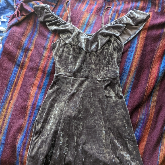 American Eagle Velvet Off Shoulder Dress - Picture 4 of 5